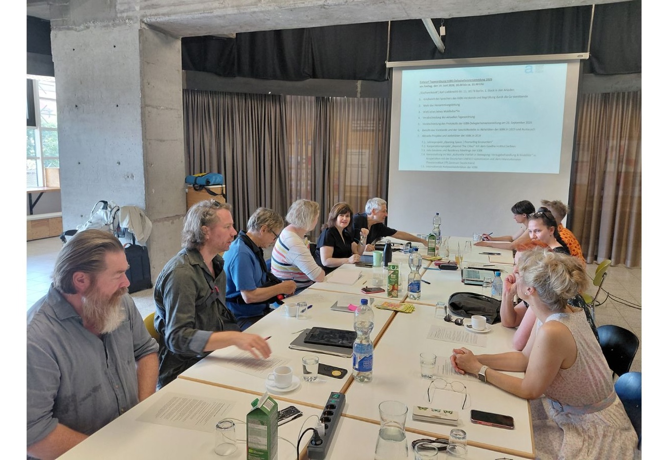 Screenshot des Zoom-Meetings mit 20 Teilnehmer*innen